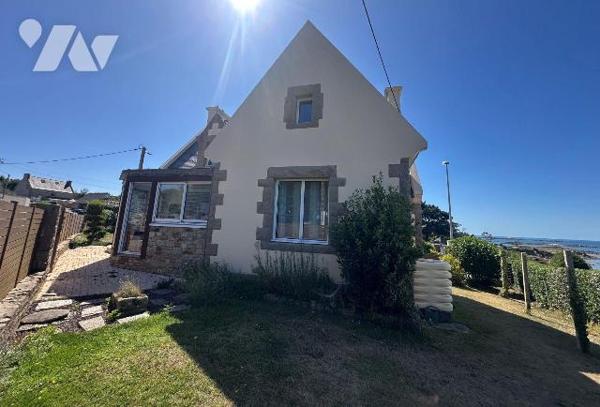 Maison familiale avec vue mer et accès direct à la plage, cette agréable maison familiale offre...