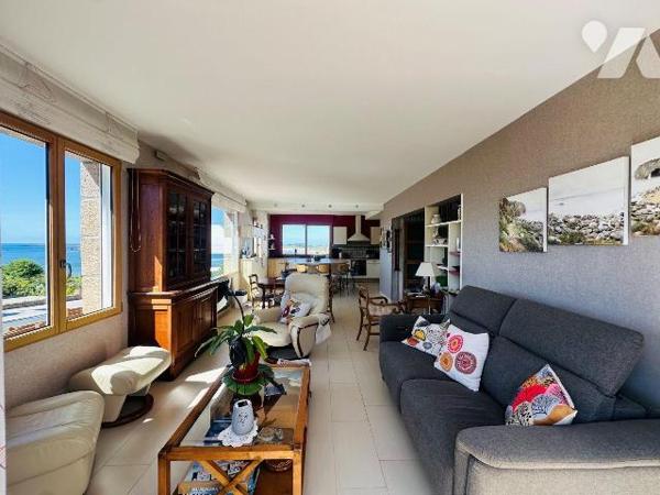 Maison familiale avec vue mer et accès direct à la plage, cette agréable maison familiale offre...