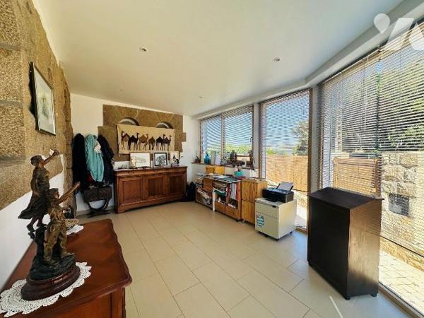 Maison familiale avec vue mer et accès direct à la plage, cette agréable maison familiale offre...