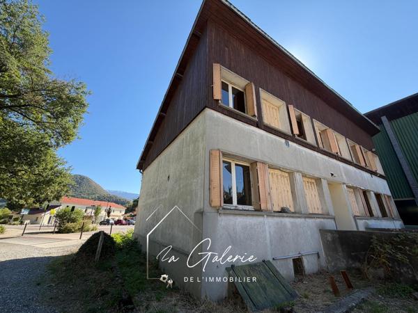 MAISON FAMILIALE AU BEAU POTENTIEL A CHAMP-SUR-DRAC