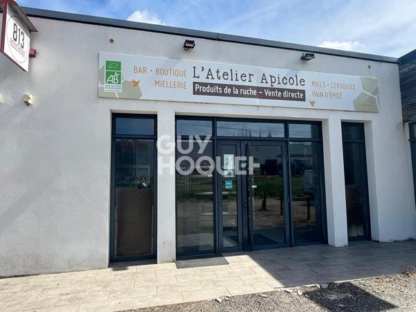Local commercial avec parking au bord d'un axe passant