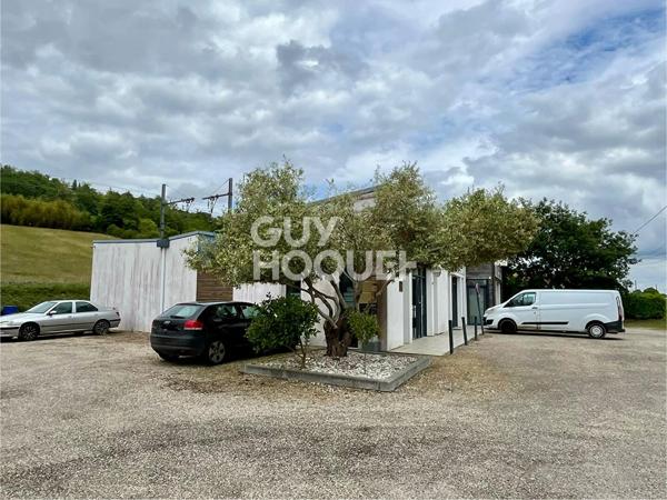 Local commercial avec parking au bord d'un axe passant
