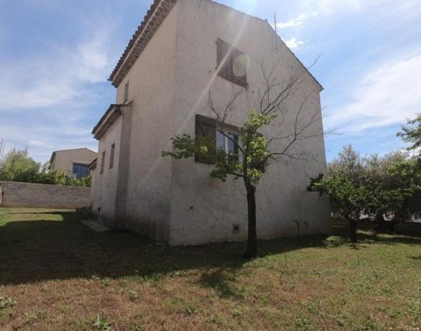 Saint-Cyr-sur-Mer, Villa sur un terrain arboré