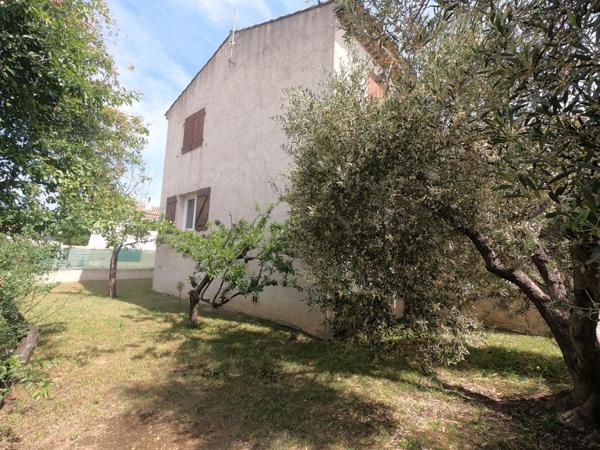 Saint-Cyr-sur-Mer, Villa sur un terrain arboré