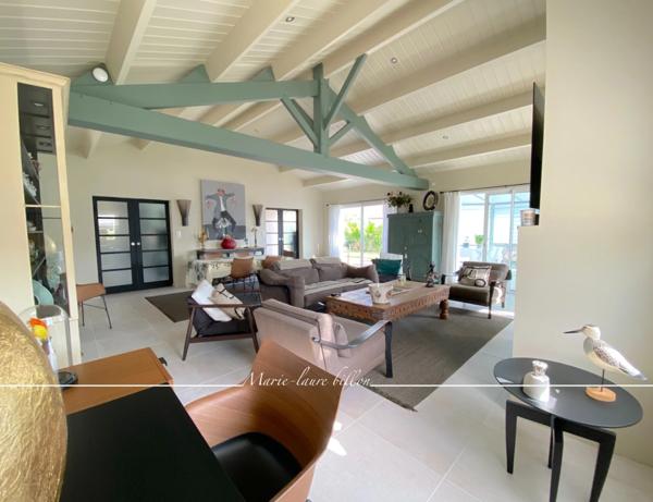 Maison à vendre 7 pièces SAINT GILLES CROIX-DE-VIE, grande maison familiale avec piscine et sa parcelle de 2224 m2.