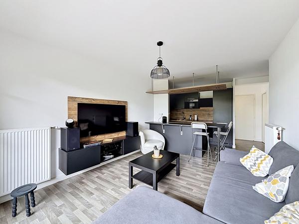 Joli Appartement Villieu Loyes Mollon 2 pièce(s) 48 m2 plein centre avec terrasse et stationnement sécurisé.