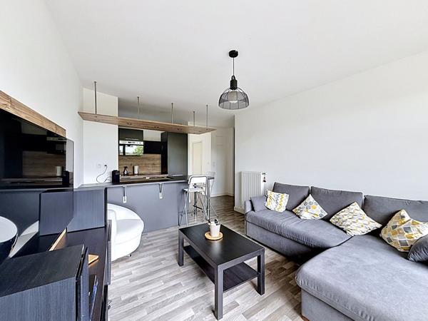 Joli Appartement Villieu Loyes Mollon 2 pièce(s) 48 m2 plein centre avec terrasse et stationnement sécurisé.