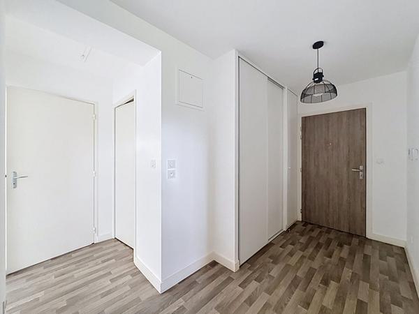 Joli Appartement Villieu Loyes Mollon 2 pièce(s) 48 m2 plein centre avec terrasse et stationnement sécurisé.