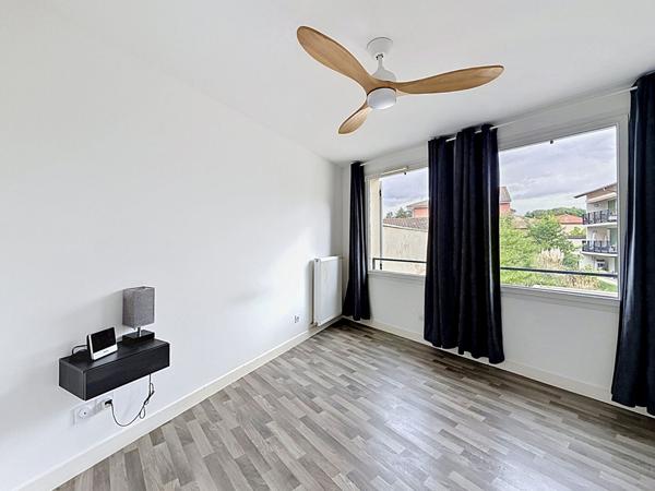 Joli Appartement Villieu Loyes Mollon 2 pièce(s) 48 m2 plein centre avec terrasse et stationnement sécurisé.