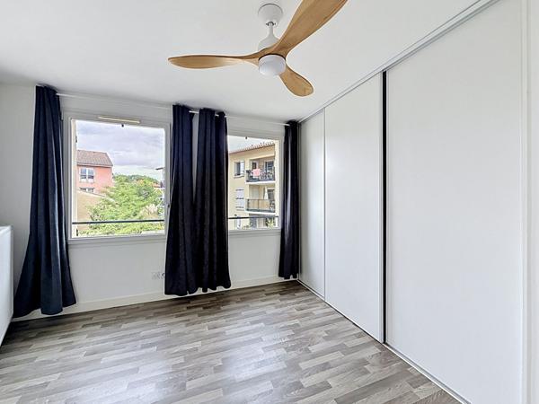 Joli Appartement Villieu Loyes Mollon 2 pièce(s) 48 m2 plein centre avec terrasse et stationnement sécurisé.