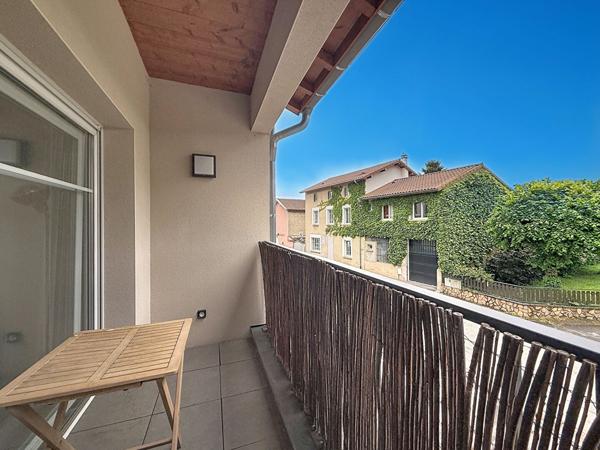 Joli Appartement Villieu Loyes Mollon 2 pièce(s) 48 m2 plein centre avec terrasse et stationnement sécurisé.