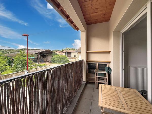 Joli Appartement Villieu Loyes Mollon 2 pièce(s) 48 m2 plein centre avec terrasse et stationnement sécurisé.