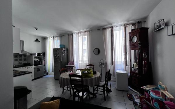 Immeuble à vendre    2 pièces • 202,90 m2 Marseille 8