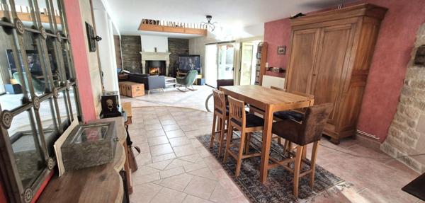 Belle Demeure Contemporaine en Pierres ou de Caractère de 225 m² Entièrement Rénovée avec sa Vaste Cour sécurisée, Hangar ou Remise avec Atelier, Carport, Véranda Climatisée, Kiosque avec Cuisine d'été, Terrasse de 100 m², Bûcher, Etang poissonneux, Ruiss