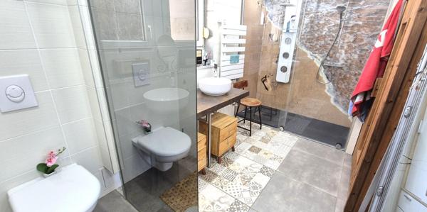 Belle Demeure Contemporaine en Pierres ou de Caractère de 225 m² Entièrement Rénovée avec sa Vaste Cour sécurisée, Hangar ou Remise avec Atelier, Carport, Véranda Climatisée, Kiosque avec Cuisine d'été, Terrasse de 100 m², Bûcher, Etang poissonneux, Ruiss