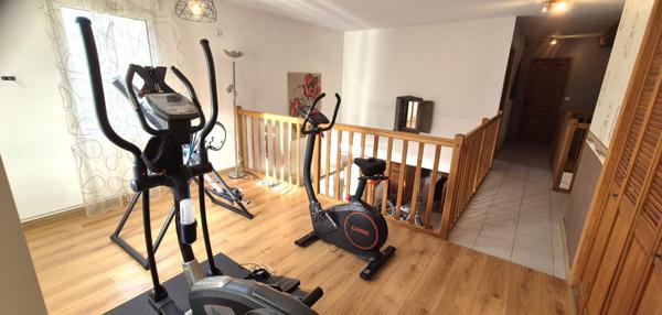 Belle Demeure Contemporaine en Pierres ou de Caractère de 225 m² Entièrement Rénovée avec sa Vaste Cour sécurisée, Hangar ou Remise avec Atelier, Carport, Véranda Climatisée, Kiosque avec Cuisine d'été, Terrasse de 100 m², Bûcher, Etang poissonneux, Ruiss