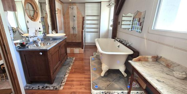 Belle Demeure Contemporaine en Pierres ou de Caractère de 225 m² Entièrement Rénovée avec sa Vaste Cour sécurisée, Hangar ou Remise avec Atelier, Carport, Véranda Climatisée, Kiosque avec Cuisine d'été, Terrasse de 100 m², Bûcher, Etang poissonneux, Ruiss