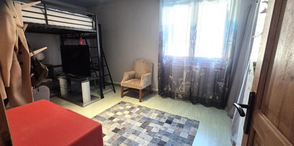 Belle Demeure Contemporaine en Pierres ou de Caractère de 225 m² Entièrement Rénovée avec sa Vaste Cour sécurisée, Hangar ou Remise avec Atelier, Carport, Véranda Climatisée, Kiosque avec Cuisine d'été, Terrasse de 100 m², Bûcher, Etang poissonneux, Ruiss