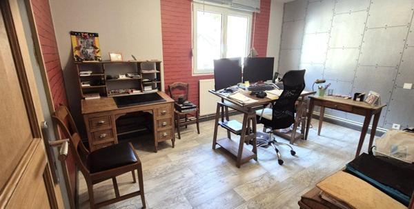 Belle Demeure Contemporaine en Pierres ou de Caractère de 225 m² Entièrement Rénovée avec sa Vaste Cour sécurisée, Hangar ou Remise avec Atelier, Carport, Véranda Climatisée, Kiosque avec Cuisine d'été, Terrasse de 100 m², Bûcher, Etang poissonneux, Ruiss