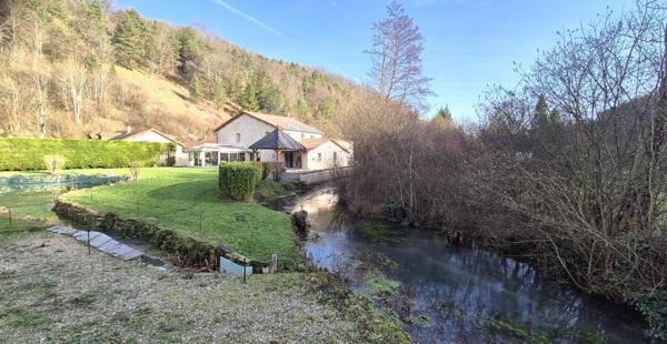 Belle Demeure Contemporaine en Pierres ou de Caractère de 225 m² Entièrement Rénovée avec sa Vaste Cour sécurisée, Hangar ou Remise avec Atelier, Carport, Véranda Climatisée, Kiosque avec Cuisine d'été, Terrasse de 100 m², Bûcher, Etang poissonneux, Ruiss