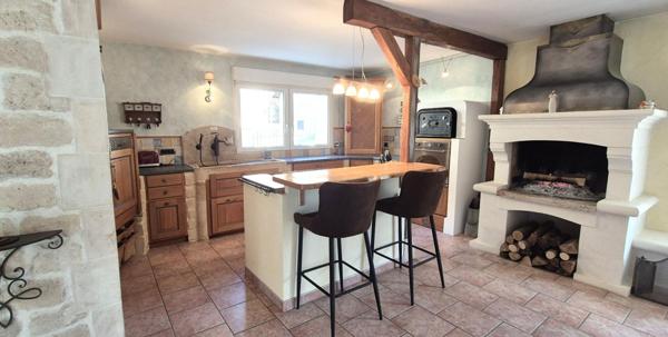 Belle Demeure Contemporaine en Pierres ou de Caractère de 225 m² Entièrement Rénovée avec sa Vaste Cour sécurisée, Hangar ou Remise avec Atelier, Carport, Véranda Climatisée, Kiosque avec Cuisine d'été, Terrasse de 100 m², Bûcher, Etang poissonneux, Ruiss