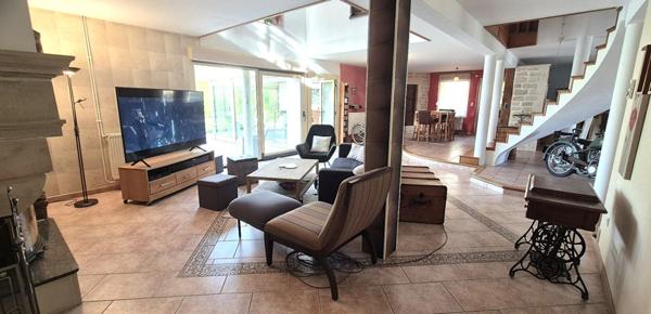 Belle Demeure Contemporaine en Pierres ou de Caractère de 225 m² Entièrement Rénovée avec sa Vaste Cour sécurisée, Hangar ou Remise avec Atelier, Carport, Véranda Climatisée, Kiosque avec Cuisine d'été, Terrasse de 100 m², Bûcher, Etang poissonneux, Ruiss