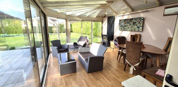 Belle Demeure Contemporaine en Pierres ou de Caractère de 225 m² Entièrement Rénovée avec sa Vaste Cour sécurisée, Hangar ou Remise avec Atelier, Carport, Véranda Climatisée, Kiosque avec Cuisine d'été, Terrasse de 100 m², Bûcher, Etang poissonneux, Ruiss