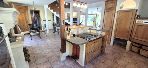 Belle Demeure Contemporaine en Pierres ou de Caractère de 225 m² Entièrement Rénovée avec sa Vaste Cour sécurisée, Hangar ou Remise avec Atelier, Carport, Véranda Climatisée, Kiosque avec Cuisine d'été, Terrasse de 100 m², Bûcher, Etang poissonneux, Ruiss