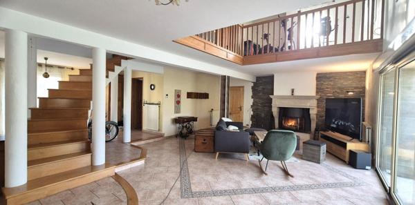 Belle Demeure Contemporaine en Pierres ou de Caractère de 225 m² Entièrement Rénovée avec sa Vaste Cour sécurisée, Hangar ou Remise avec Atelier, Carport, Véranda Climatisée, Kiosque avec Cuisine d'été, Terrasse de 100 m², Bûcher, Etang poissonneux, Ruiss