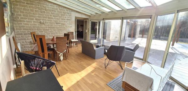 Belle Demeure Contemporaine en Pierres ou de Caractère de 225 m² Entièrement Rénovée avec sa Vaste Cour sécurisée, Hangar ou Remise avec Atelier, Carport, Véranda Climatisée, Kiosque avec Cuisine d'été, Terrasse de 100 m², Bûcher, Etang poissonneux, Ruiss