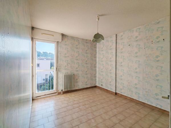 LE PRADET - Appartement de type 2 - Cave - Loggia