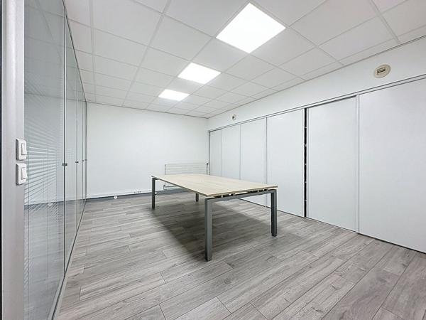 Local commercial sur cour avec 2 parkings - PARIS