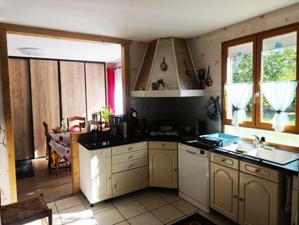 Alliez confort moderne, grands espaces et performance énergétique dans cette maison familiale à Pruniers !