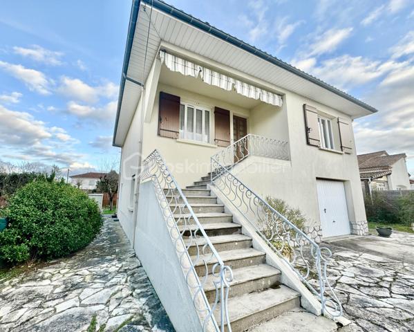 Située à Villeneuve sur Lot, à proximité immédiate du lycée et de toutes commodités, cette charmante maison en pierre construite en 1963 saura vous séduire par sa luminosité et ses beaux volumes.
Édifiée sur deux niveaux, elle développe environ 130 m2 habitables et se compose de:
-Trois belles chambres
-Deux salles de bain
-Une pièce de vie lumineuse
-Une cuisine fonctionnelle
La maison bénéficie d'un chauffage central, d'une vmc et est raccordée au tout à l'égout, offrant confort et praticité au quotidien.
Un garage de 30m2 complète ce bien, idéal pour stationnement et rangement.
A visiter sans tarder!