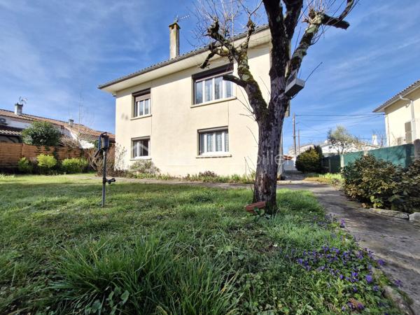 Située à Villeneuve sur Lot, à proximité immédiate du lycée et de toutes commodités, cette charmante maison en pierre construite en 1963 saura vous séduire par sa luminosité et ses beaux volumes.
Édifiée sur deux niveaux, elle développe environ 130 m2 habitables et se compose de:
-Trois belles chambres
-Deux salles de bain
-Une pièce de vie lumineuse
-Une cuisine fonctionnelle
La maison bénéficie d'un chauffage central, d'une vmc et est raccordée au tout à l'égout, offrant confort et praticité au quotidien.
Un garage de 30m2 complète ce bien, idéal pour stationnement et rangement.
A visiter sans tarder!