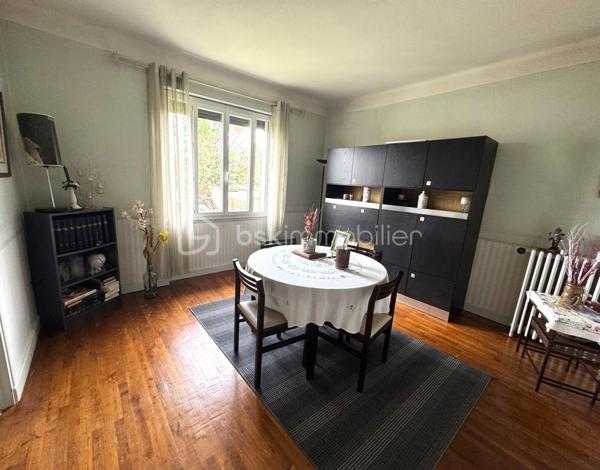 Située à Villeneuve sur Lot, à proximité immédiate du lycée et de toutes commodités, cette charmante maison en pierre construite en 1963 saura vous séduire par sa luminosité et ses beaux volumes.
Édifiée sur deux niveaux, elle développe environ 130 m2 habitables et se compose de:
-Trois belles chambres
-Deux salles de bain
-Une pièce de vie lumineuse
-Une cuisine fonctionnelle
La maison bénéficie d'un chauffage central, d'une vmc et est raccordée au tout à l'égout, offrant confort et praticité au quotidien.
Un garage de 30m2 complète ce bien, idéal pour stationnement et rangement.
A visiter sans tarder!