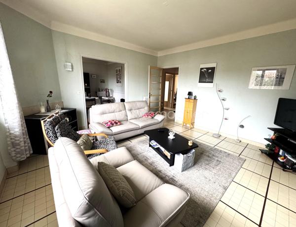 Située à Villeneuve sur Lot, à proximité immédiate du lycée et de toutes commodités, cette charmante maison en pierre construite en 1963 saura vous séduire par sa luminosité et ses beaux volumes.
Édifiée sur deux niveaux, elle développe environ 130 m2 habitables et se compose de:
-Trois belles chambres
-Deux salles de bain
-Une pièce de vie lumineuse
-Une cuisine fonctionnelle
La maison bénéficie d'un chauffage central, d'une vmc et est raccordée au tout à l'égout, offrant confort et praticité au quotidien.
Un garage de 30m2 complète ce bien, idéal pour stationnement et rangement.
A visiter sans tarder!