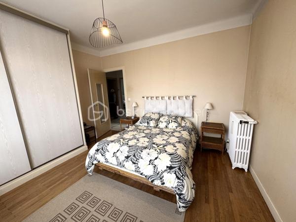 Située à Villeneuve sur Lot, à proximité immédiate du lycée et de toutes commodités, cette charmante maison en pierre construite en 1963 saura vous séduire par sa luminosité et ses beaux volumes.
Édifiée sur deux niveaux, elle développe environ 130 m2 habitables et se compose de:
-Trois belles chambres
-Deux salles de bain
-Une pièce de vie lumineuse
-Une cuisine fonctionnelle
La maison bénéficie d'un chauffage central, d'une vmc et est raccordée au tout à l'égout, offrant confort et praticité au quotidien.
Un garage de 30m2 complète ce bien, idéal pour stationnement et rangement.
A visiter sans tarder!