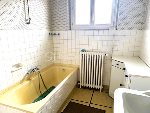 Située à Villeneuve sur Lot, à proximité immédiate du lycée et de toutes commodités, cette charmante maison en pierre construite en 1963 saura vous séduire par sa luminosité et ses beaux volumes.
Édifiée sur deux niveaux, elle développe environ 130 m2 habitables et se compose de:
-Trois belles chambres
-Deux salles de bain
-Une pièce de vie lumineuse
-Une cuisine fonctionnelle
La maison bénéficie d'un chauffage central, d'une vmc et est raccordée au tout à l'égout, offrant confort et praticité au quotidien.
Un garage de 30m2 complète ce bien, idéal pour stationnement et rangement.
A visiter sans tarder!