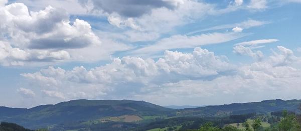 Celles sur Durolle (63250) Ensemble immobilier Maison (+/-160m2) + grange (+/- 270m2) + terrain constructible (+/-3500m2)