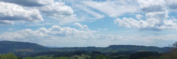 Celles sur Durolle (63250) Ensemble immobilier Maison (+/-160m2) + grange (+/- 270m2) + terrain constructible (+/-3500m2)