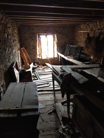 Celles sur Durolle (63250) Ensemble immobilier Maison (+/-160m2) + grange (+/- 270m2) + terrain constructible (+/-3500m2)