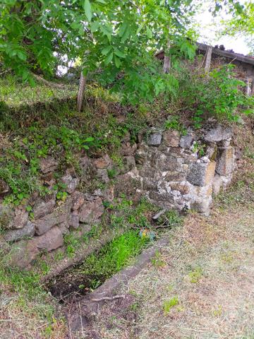 Celles sur Durolle (63250) Ensemble immobilier Maison (+/-160m2) + grange (+/- 270m2) + terrain constructible (+/-3500m2)