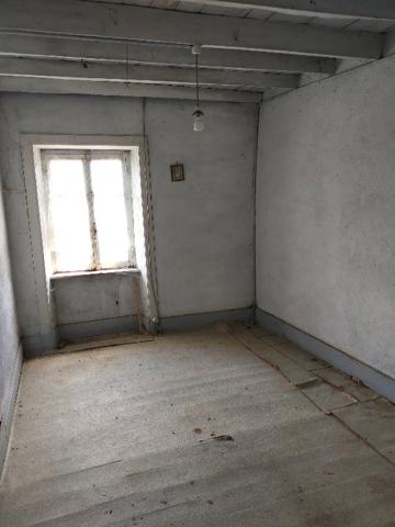 Celles sur Durolle (63250) Ensemble immobilier Maison (+/-160m2) + grange (+/- 270m2) + terrain constructible (+/-3500m2)