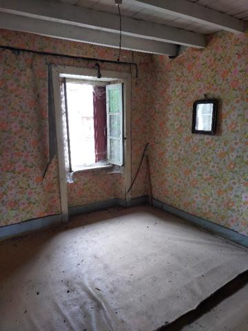 Celles sur Durolle (63250) Ensemble immobilier Maison (+/-160m2) + grange (+/- 270m2) + terrain constructible (+/-3500m2)