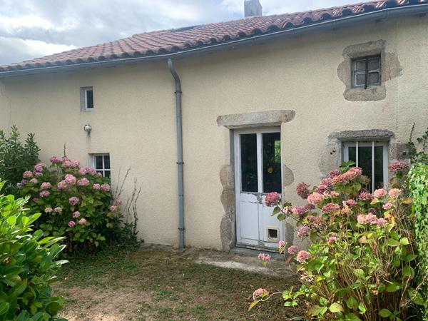 Maison à vendre à LA CHAPELLE SAINT LAURENT - 6 pièces, 4 chambres sur un terrain de plus de 1000m²