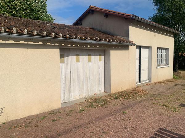 Maison à vendre à LA CHAPELLE SAINT LAURENT - 6 pièces, 4 chambres sur un terrain de plus de 1000m²