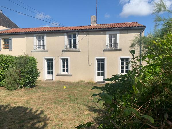 Maison à vendre à LA CHAPELLE SAINT LAURENT - 6 pièces, 4 chambres sur un terrain de plus de 1000m²