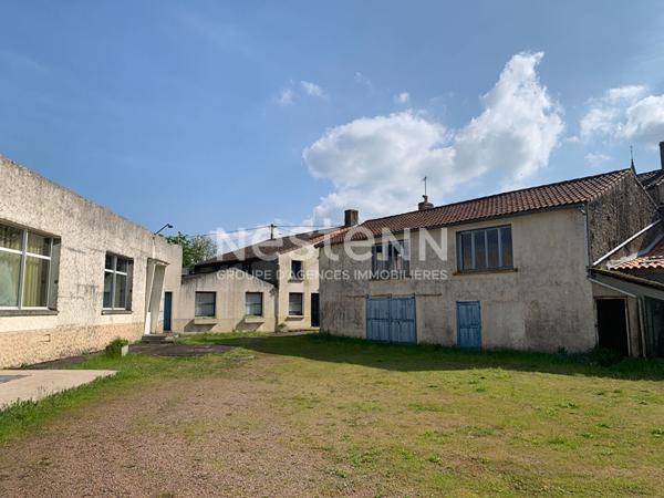 Ensemble immobilier ancien restaurant avec salle de réception à Noirterre