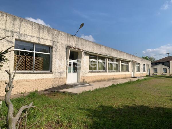 Ensemble immobilier ancien restaurant avec salle de réception à Noirterre